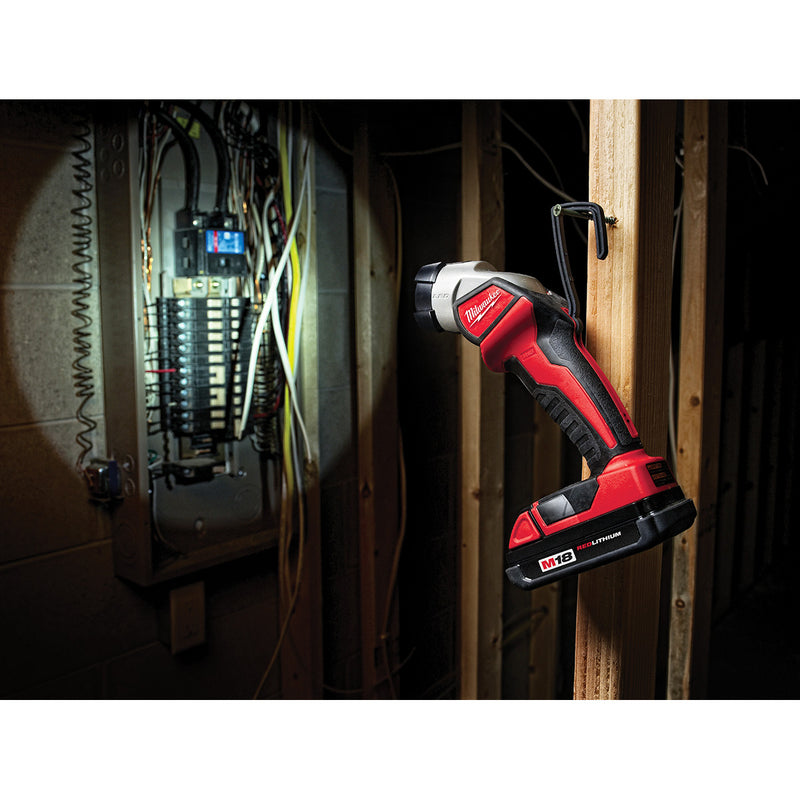 M18™ Work Light
(Tool Only) (273520BIN) in action on the jobsite. 